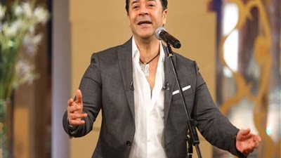 مدحت صالح يغنى 