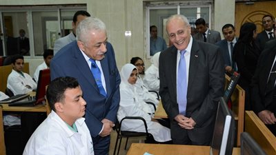 وزيرا التربية والتعليم والإنتاج الحربي في جولة تفقدية بمدرسة الإنتاج الحربي للتكنولوجيا التطبيقية بالسلام