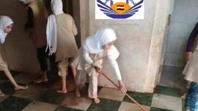 طالبات يقمن بتنظيف دورات المياه بمحافظة البحر الأحمر يغضب أولياء الأمور