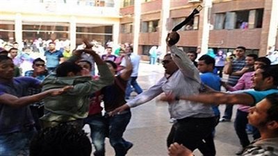 التفاصيل الكاملة لاقتحام اولياء امور مدرسة بالشوم والاسلحة البيضاء.. اصابة ادارية وكسر ذراع معلم