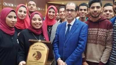 اهداء درع منتدى أزهرى لطلاب أسرة من اجل مصر لجامعة السويس   