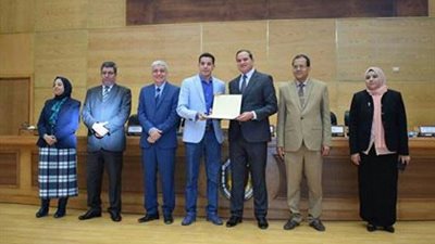 رئيس جامعة سوهاج يكرم 56 من كبار الصحفين  في إحتفالية 