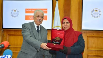 طارق شوقى يكرم 5 معلمين بجوائز مسابقة مجلة المعلم المصرى