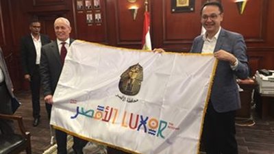 منصور يسلم العلم الجديد لمحافظ الاقصر 