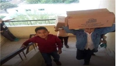 التعليم تفتح تحقيقا بشأن حمل التلاميذ كراتين التغذية والصعود بها الى الادوار العليا مقابل الحصول على 3 عبوات بسكويت