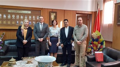 عميد ألسن عين شمس تبحث آليات التعاون مع السفير التشيكي بالقاهرة 