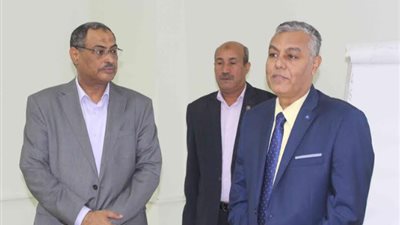 رئيس جامعة جنوب الوادى يشهد الدورة التدريبية على تصميم وإدارة الموقع الإلكترونى الجديد للجامعة