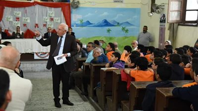 محافظ بورسعيد يؤكد أهمية دور المعلم والأسرة فى القضاء على ظاهرة الدروس الخصوصية