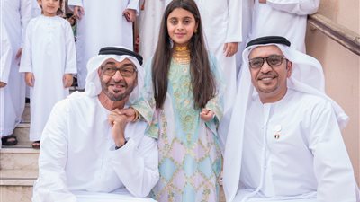 بالفيديو| بعد تجاهل مصافحتها دون قصد.. ولي عهد أبو ظبي يقبل يد طفلة إماراتية :