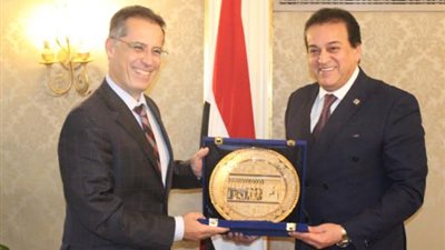وزير التعليم العالي يستقبل السفير السويسري بالقاهرة