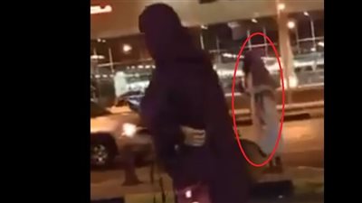 بالفيديو.. رجل دين سعودي يرمي فتاة بالحذاء في الشارع ويشتمها 