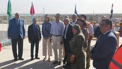 محمد مجاهد والسفير الأمريكى تفقدان مدرسه الطاقة الشمسية بأسوان