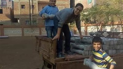 التعليم: تحقيقا عاجلا بشأن واقعة تكليف طلاب بنقل الحجارة إلى داخل مدرسة بزفتى