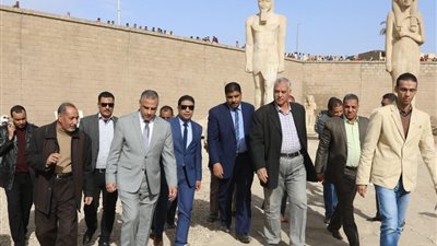 محافظ سوهاج في جولة ميدانية مفاجئة بأخميم يشدد على ضرورة المعاملة الحسنة للمرضى بالمستشفيات ورفع مستوى النظافة