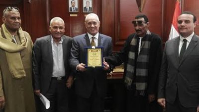 أمين حزب حراس الثورة بالأقصر يهدى المحافظ درع الحزب