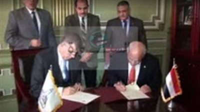 الدكتور مصطفى السيد يوقع اتفاقية استاذ زائر بجامعة عين شمس