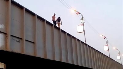 طالبة ثانوى تلقى بنفسها فى النيل  من اعلى كوبرى اخميم 