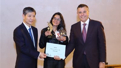 رئيس جامعة عين شمس و السفير الصيني بالقاهرة يسلمان  جائزة الدكتور وحيد العبيسي في الترجمة 