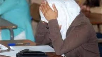 معلم يصور طلابه في أوضاع مخلة