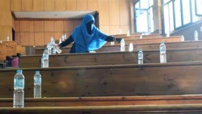 توزيع المياه والشيكولاته على طلاب الفرقة الاولى فى اول ايام الامتحان لازاله الرهبة 