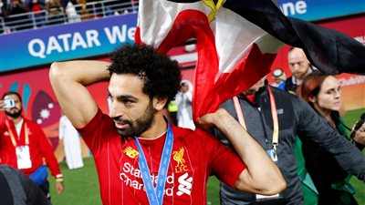 صلاح يرفع علم مصر لحظة التتويج بذهبية كأس العالم للاندية.. فيديو