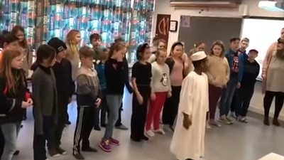 مدرسة سويدية تقوم بتعليم تلاميذها أصول العبادة الإسلامية.. فيديو