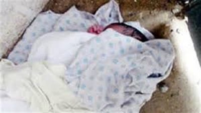 اطفال يعثرون على طفلة رضيعة اثناء لعبهم بجوار أحد أكوام القمامة