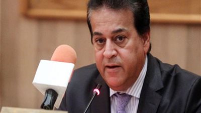 وزير التعليم العالى يستعرض تقريرا حول مراجعة نظام الأيزو 9001: 2015 بالمركز القومى للبحوث