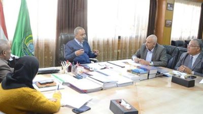 محافظ الإسماعيلية يناقش اليات  تطوير المجمع التعليمي للغات 