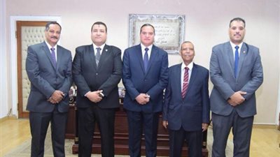 رئيس جامعة سوهاج يجتمع مع مديري العموم الجدد   