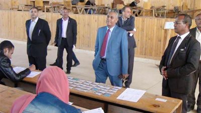 رئيس جامعة جنوب الوادي يتفقد امتحانات كلية التجارة
