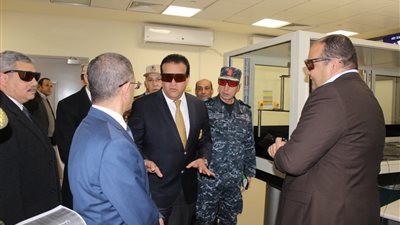 وزير التعليم العالي يتفقد منشآت مدينة زويل للعلوم والتكنولوجيا