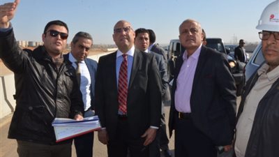 وزير الإسكان يتفقد محاور الطرق الرئيسية والكبارى بمدينة ٦ أكتوبر