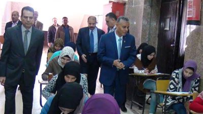 رئيس جامعة جنوب الوادي يتفقد امتحانات كليات التربية والآثار والتربية الرياضية