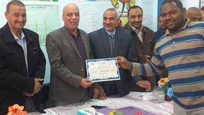 وكيل تعليم الأقصر يكرم مدرسة بيومي الزناتى بإسنا جنوب المحافظة