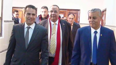 رئيس جامعة جنوب الوادى يتفقد  امتحانات كليتى  الطب والآداب