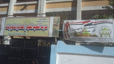 عاجل| إصابة طالبتين في مشاجرة داخل مدرسة بالهرم .. مدير المدرسة يغلق الأبواب بالسلاسل الحديدية .. واستدعاء الشرطه لفض المشاجرة