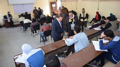 رئيس جامعة سوهاج يتابع اعمال التصحيح الالكتروني بكلية الصيدلة