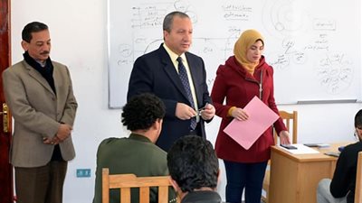 رئيس جامعة السويس بتفقد اعمال الامتحانات بكلية تجارة