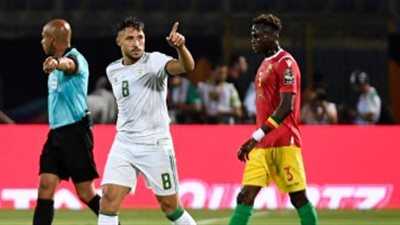 عاجل| الجزائري بلايلي أفضل لاعب داخل قارة أفريقيا لعام 2019 متفوقًا على طارق حامد 