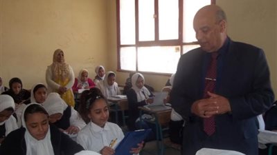 وكيل تعليم الأقصر يتفقد لجان امتحانات صفوف النقل