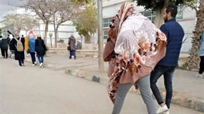 لمواجة البرد.. طالب يذهب للامتحان 