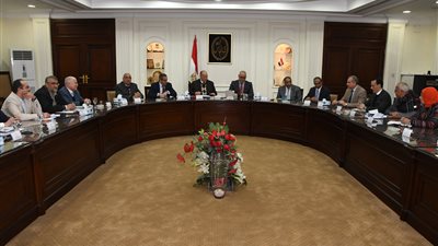 رئيس جهاز العاشر من رمضان يشهد اختبارات استلام وتشغيل شبكات المياه بقطع الأراضي السكنية بالمدينة