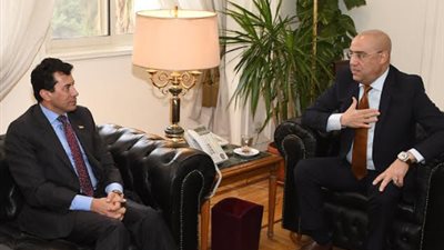 وزيرا الإسكان والشباب والرياضة يبحثان توفير عضويات بأسعار مخفضة لمالكى الوحدات والفيلات بالمدينة الرياضية بالعاصمة الإدارية الجديدة