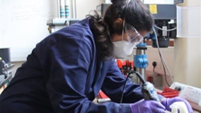 خريجة الجامعة الأمريكية بالقاهرة تقوم بتصميم وبرمجة جهاز لمساعدة مرضى الفصال العظمي