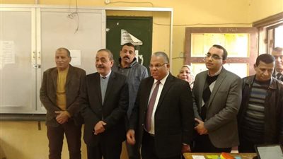 محافظ الاسماعيلية يتفقد عدد من مدارس الثانوي ويطمئن علي أداء الامتحانات بنظام التابلت 