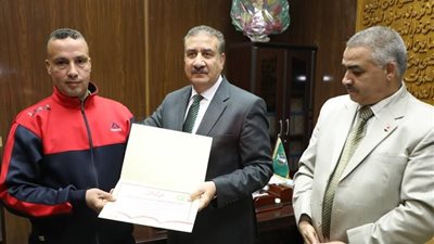 محافـظ المنوفية يكرم  فريق مدرسة التربية الفكرية لحصولهم على 15 ميدالية فى مختلف الألعاب الرياضية