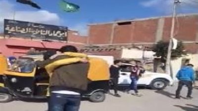 طالبة فى احضان شاب يشعل السوشيال ميديا امام احدى المدارس.. فيديو