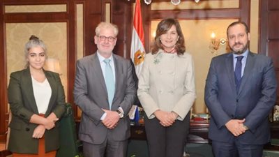 السفيرة نبيلة مكرم تلتقي مدير 