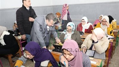 محافظ المنوفية يتفقد عدد من لجان الصف الثاني الثانوي بشبين الكوم
